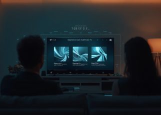 Televisão conectada exibindo anúncios diferentes para segmentos de audiência em uma sala contemporânea.